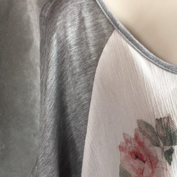 Beautiful TShirt with Floral Detail Hi/Low - Picture 3 of 6